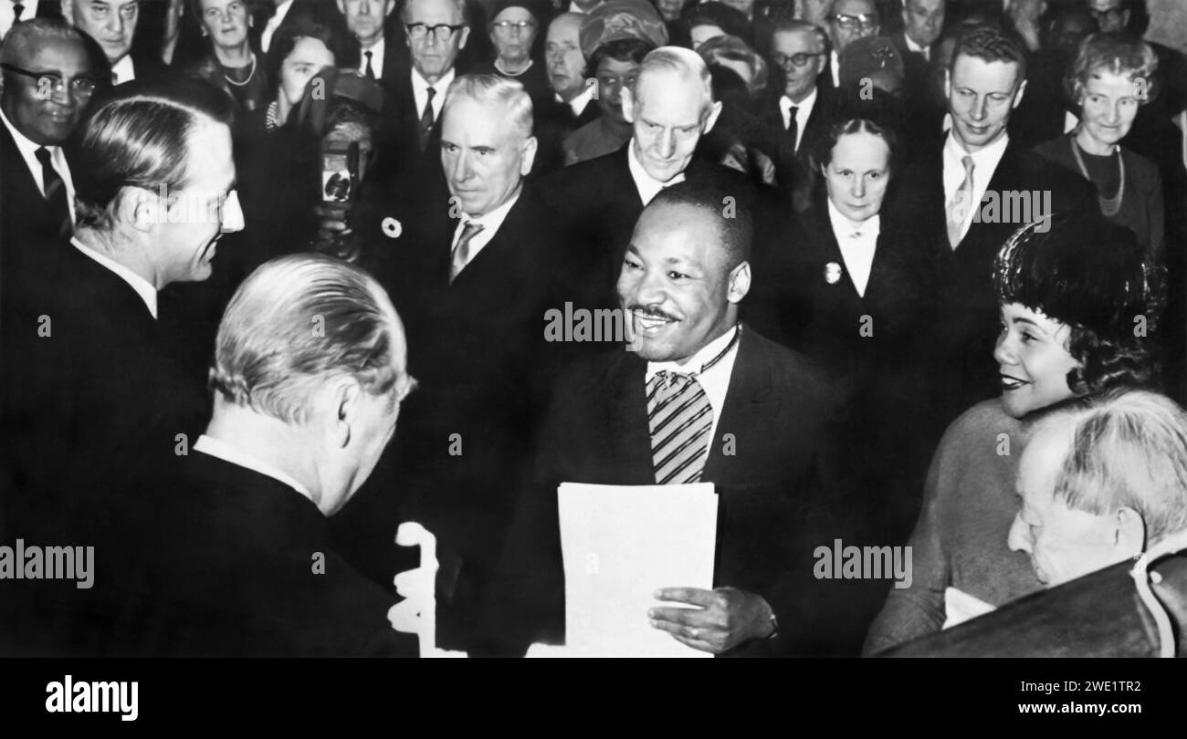 Martin Luther King Jr., Gewinner des Friedensnobelpreises 1964, wurde am 10. Dezember 1964 von seiner Königlichen Hoheit Kronprinz Harold (links) und seiner Majestät König Olav V. (zurück zur Kamera) in Oslo, Norwegen, herzlich gratuliert. Dr. King wird von seiner Frau Coretta zu seiner Linken begleitet. Stockfoto