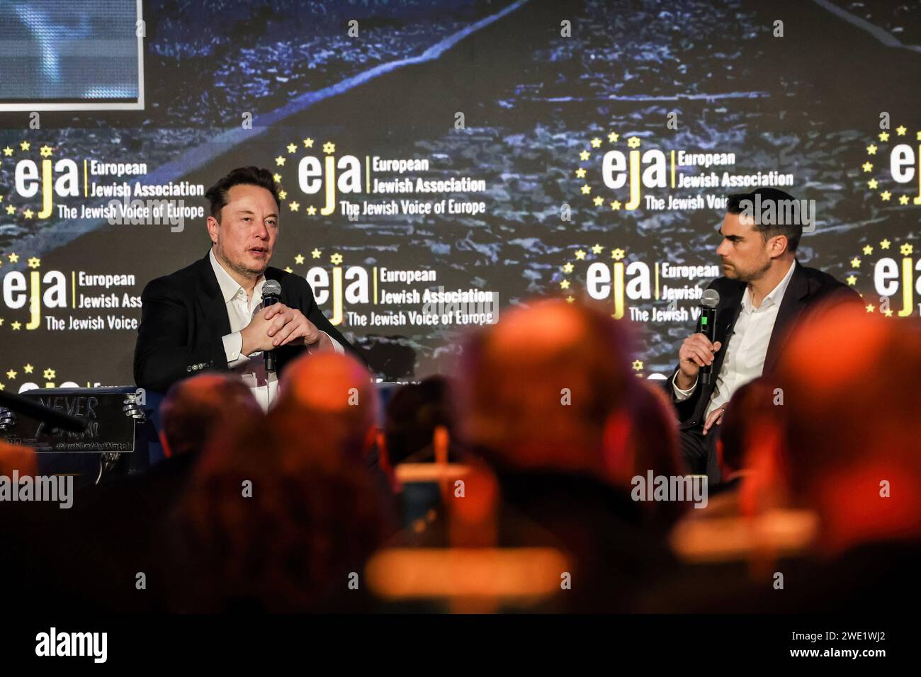 Krakau, Polen. Januar 2024. Der US-amerikanische Milliardär Elon Musk (L) spricht im Gespräch mit Ben Shapiro (R), einem jüdischen politischen Journalisten und Fernsehsender über Antisemitismus online während des Symposiums der European Jewish Association (EJA) im Konferenzzentrum des Hilton Hotels in Krakau. Elon Musk besuchte Polen auf Einladung der EJA, um seine Unterstützung für den jüdischen Kampf gegen den Antisemitismus zu zeigen. Elon Musk wurde des Antisemitismus beschuldigt, nachdem einige antisemitische Beiträge auf X-Plattform veröffentlicht wurden. Quelle: SOPA Images Limited/Alamy Live News Stockfoto