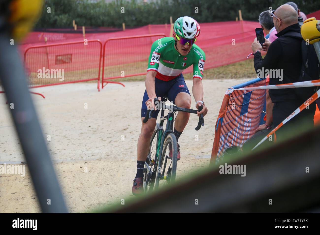 Benidorm, Spanien. Januar 2024. Benidorm, Spanien, 21. Januar 2024: Der Radfahrer Filippo AGOSTINACCHIO (26) während des U23-Tests der Männer der UCI Cyclo-Cross-Weltmeisterschaft 2024 am 21. Januar 2024 im Parque Foietes in Benidorm, Spanien. (Foto: Alberto Brevers/Pacific Press) Credit: Pacific Press Media Production Corp./Alamy Live News Stockfoto