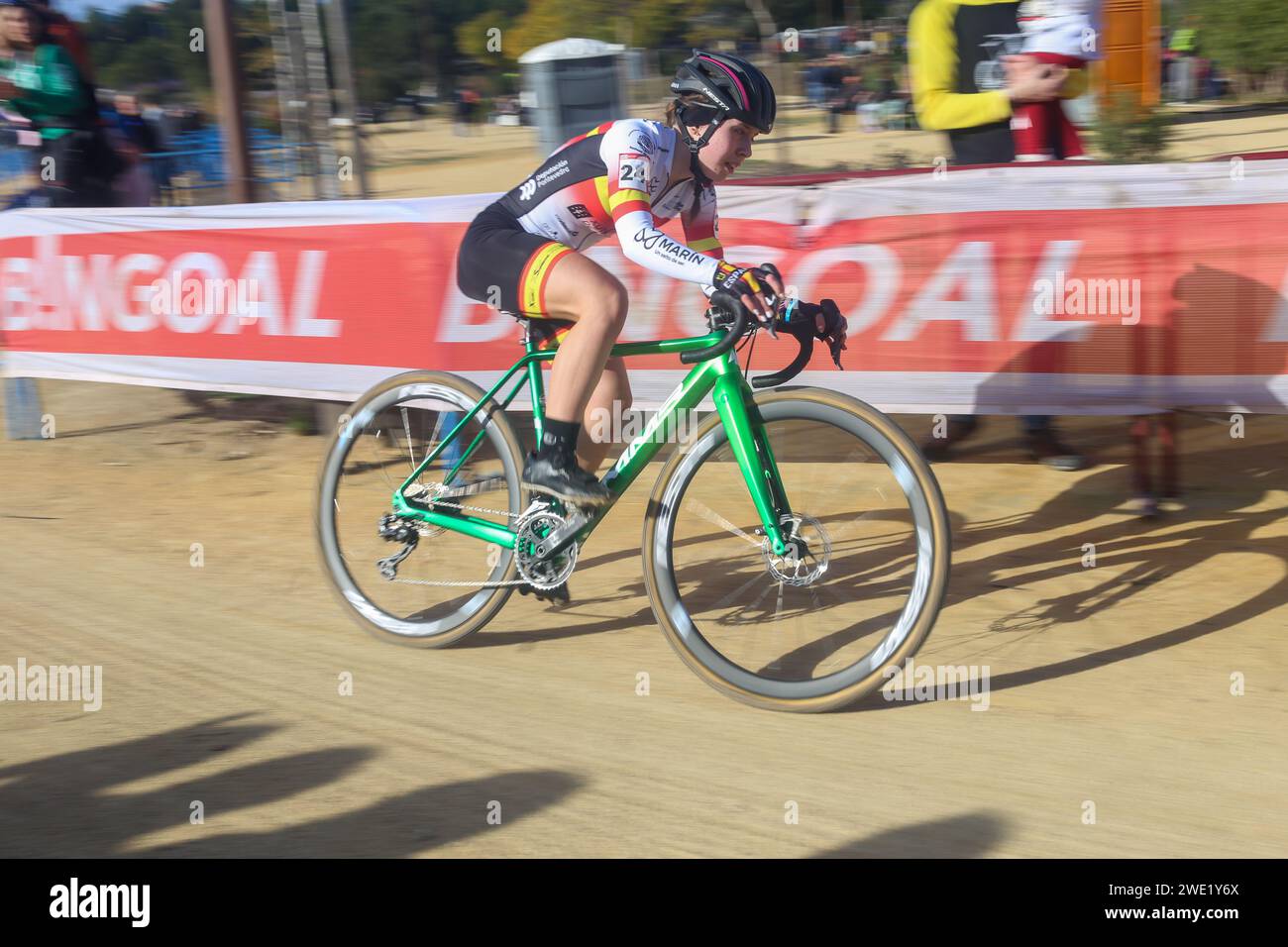 Benidorm, Spanien. Januar 2024. Benidorm, Spanien, 21. Januar 2024: Die Radfahrerin Lorena Patiño (24) während des Juniorentests der Frauen der UCI Cyclo-Cross-Weltmeisterschaft 2024 am 21. Januar 2024 im Parque Foietes in Benidorm, Spanien. (Foto: Alberto Brevers/Pacific Press) Credit: Pacific Press Media Production Corp./Alamy Live News Stockfoto