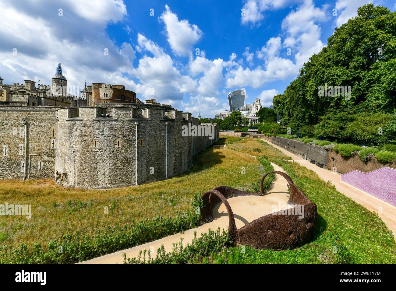 Tower of London. Der Tower of London, offiziell His Majesty's Royal Palace and Fortress of the Tower of London, ist eine historische Burg auf dem nördlichen Ban Stockfoto