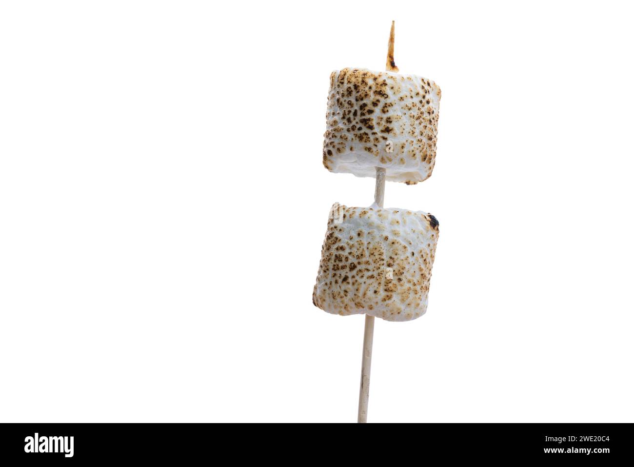 Geröstete Marshmallows auf einem Stock isoliert auf weißem Hintergrund Stockfoto