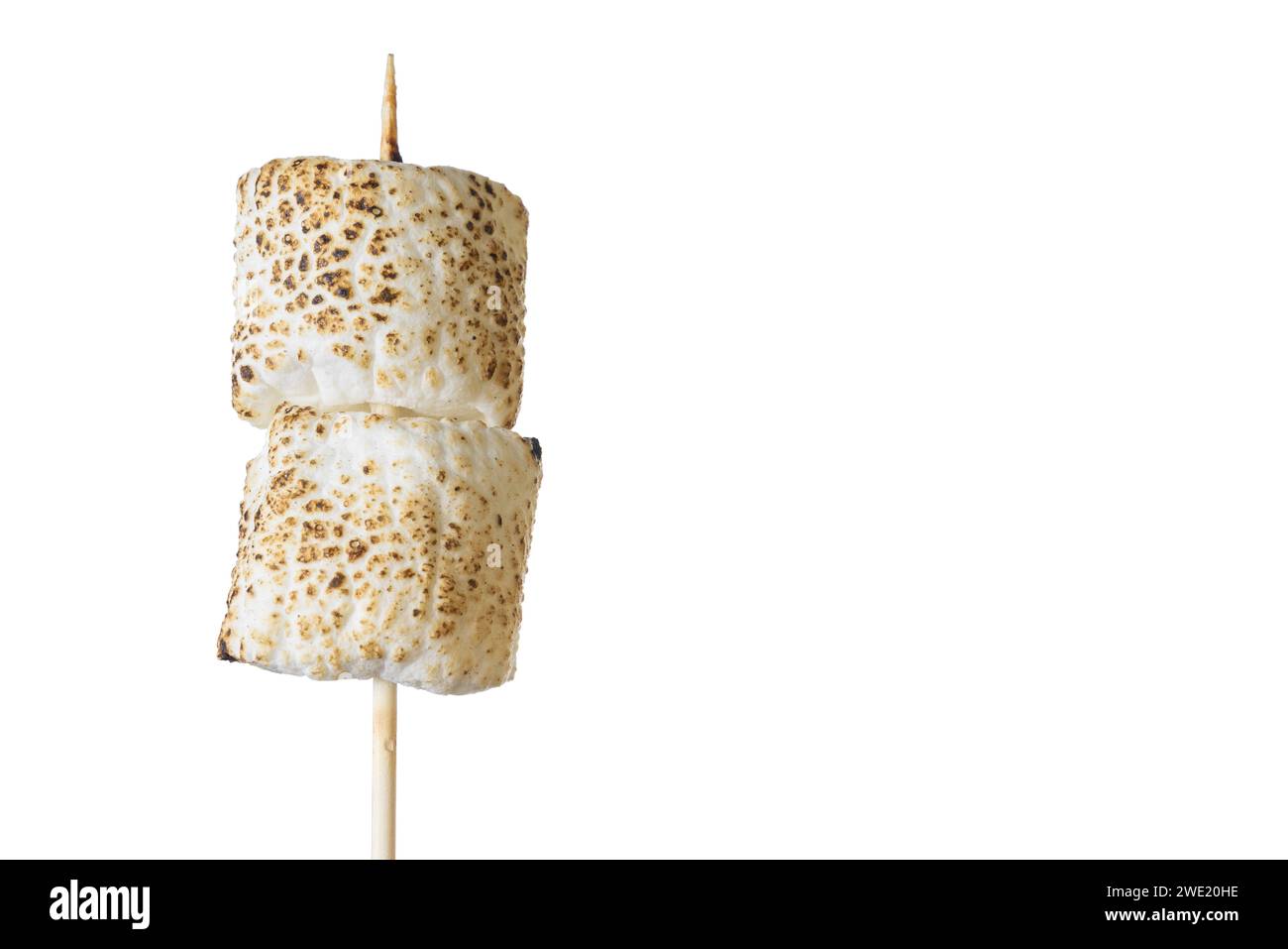 Geröstete Marshmallows auf einem Stock isoliert auf weißem Hintergrund Stockfoto