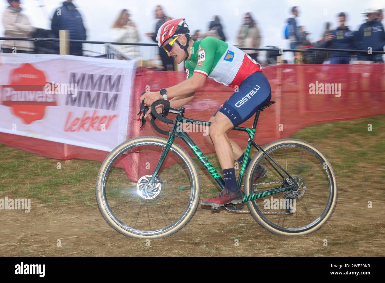 Benidorm, Gemeinde Valencia, Spanien. Januar 2024. Benidorm, Spanien, 21. Januar 2024: Der Radfahrer Filippo AGOSTINACCHIO (26) während des U23-Tests der Männer der UCI Cyclo-Cross-Weltmeisterschaft 2024 am 21. Januar 2024 im Parque Foietes in Benidorm, Spanien. (Kreditbild: © Alberto Brevers/Pacific Press via ZUMA Press Wire) NUR REDAKTIONELLE VERWENDUNG! Nicht für kommerzielle ZWECKE! Stockfoto