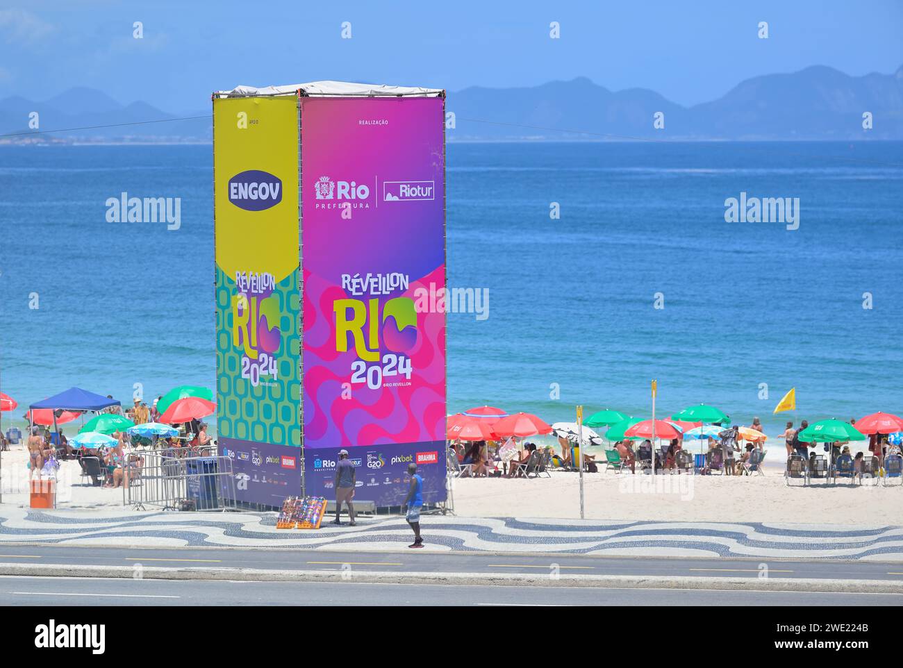 Der weltberühmte Strand von Copacabana bereitet sich auf die Neujahrsfeier vor, Rio de Janeiro BR Stockfoto