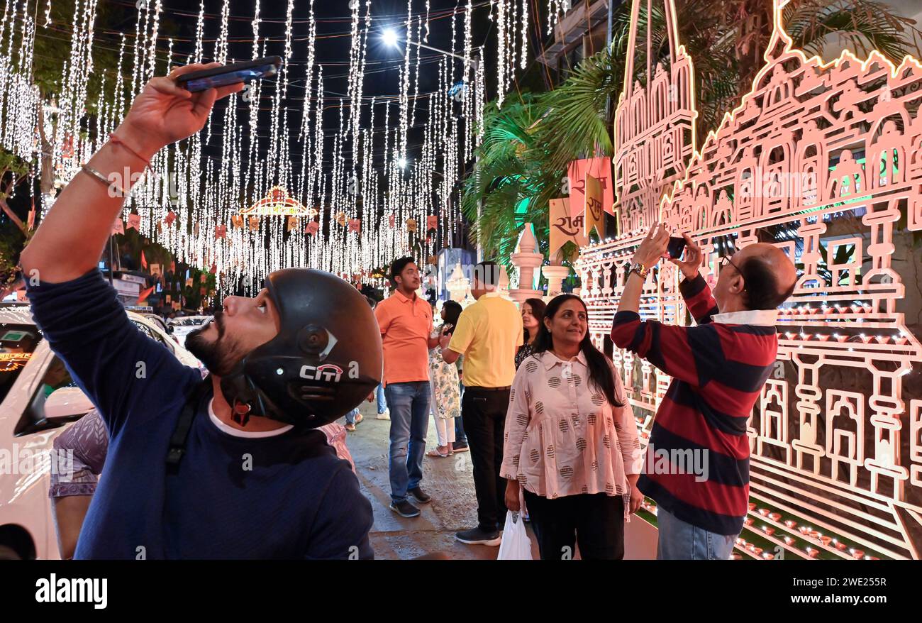 Mumbai, Indien. Januar 2024. MUMBAI, INDIEN - 22. JANUAR: Die Menschen machen ihr Selfie vor Ambanis Haus Antilia, das anlässlich der Einweihung des Lord Shri RAM Tempels durch Premierminister Narendra Modi in Ayodhya in Malabar Hills am 22. Januar 2024 in Mumbai, Indien, beleuchtet wird. (Foto: Anshuman Poyrekar/Hindustan Times/SIPA USA) Credit: SIPA USA/Alamy Live News Stockfoto