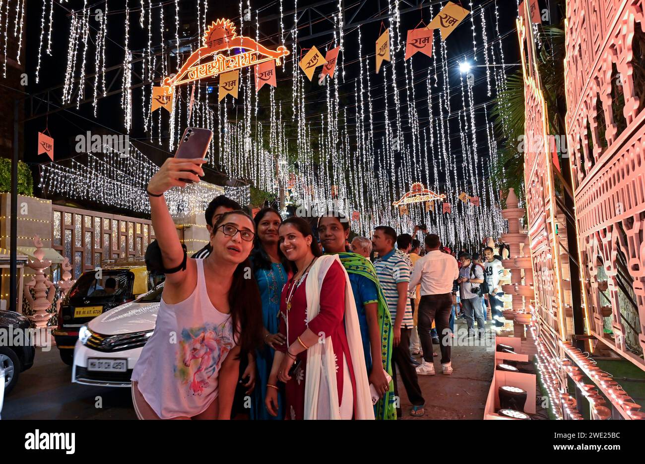 Mumbai, Indien. Januar 2024. MUMBAI, INDIEN - 22. JANUAR: Die Menschen machen ihr Selfie vor Ambanis Haus Antilia, das anlässlich der Einweihung des Lord Shri RAM Tempels durch Premierminister Narendra Modi in Ayodhya in Malabar Hills am 22. Januar 2024 in Mumbai, Indien, beleuchtet wird. (Foto: Anshuman Poyrekar/Hindustan Times/SIPA USA) Credit: SIPA USA/Alamy Live News Stockfoto