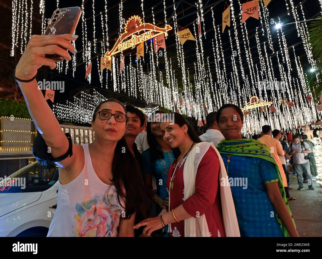 Mumbai, Indien. Januar 2024. MUMBAI, INDIEN - 22. JANUAR: Die Menschen machen ihr Selfie vor Ambanis Haus Antilia, das anlässlich der Einweihung des Lord Shri RAM Tempels durch Premierminister Narendra Modi in Ayodhya in Malabar Hills am 22. Januar 2024 in Mumbai, Indien, beleuchtet wird. (Foto: Anshuman Poyrekar/Hindustan Times/SIPA USA) Credit: SIPA USA/Alamy Live News Stockfoto