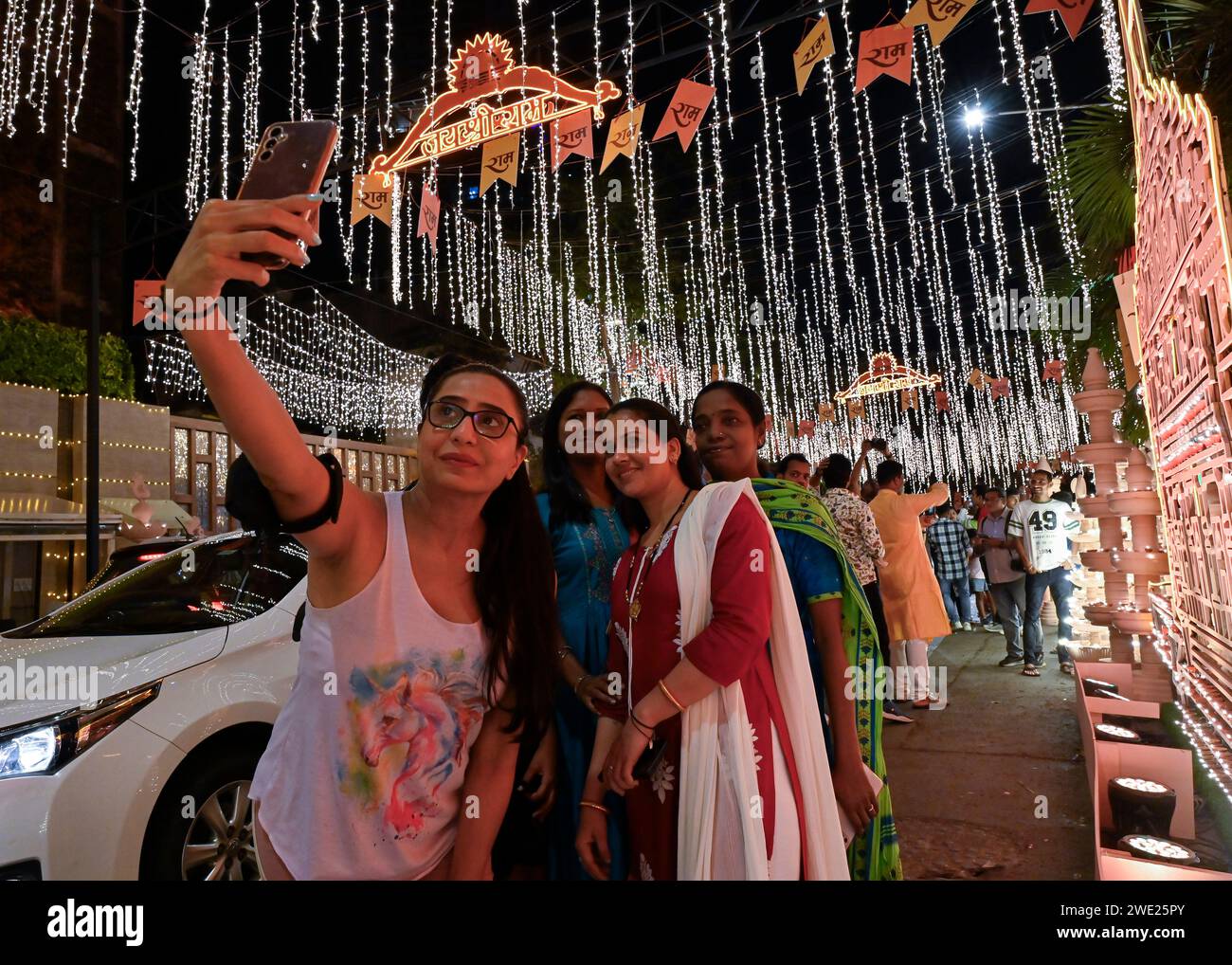 Mumbai, Indien. Januar 2024. MUMBAI, INDIEN - 22. JANUAR: Die Menschen machen ihr Selfie vor Ambanis Haus Antilia, das anlässlich der Einweihung des Lord Shri RAM Tempels durch Premierminister Narendra Modi in Ayodhya in Malabar Hills am 22. Januar 2024 in Mumbai, Indien, beleuchtet wird. (Foto: Anshuman Poyrekar/Hindustan Times/SIPA USA) Credit: SIPA USA/Alamy Live News Stockfoto