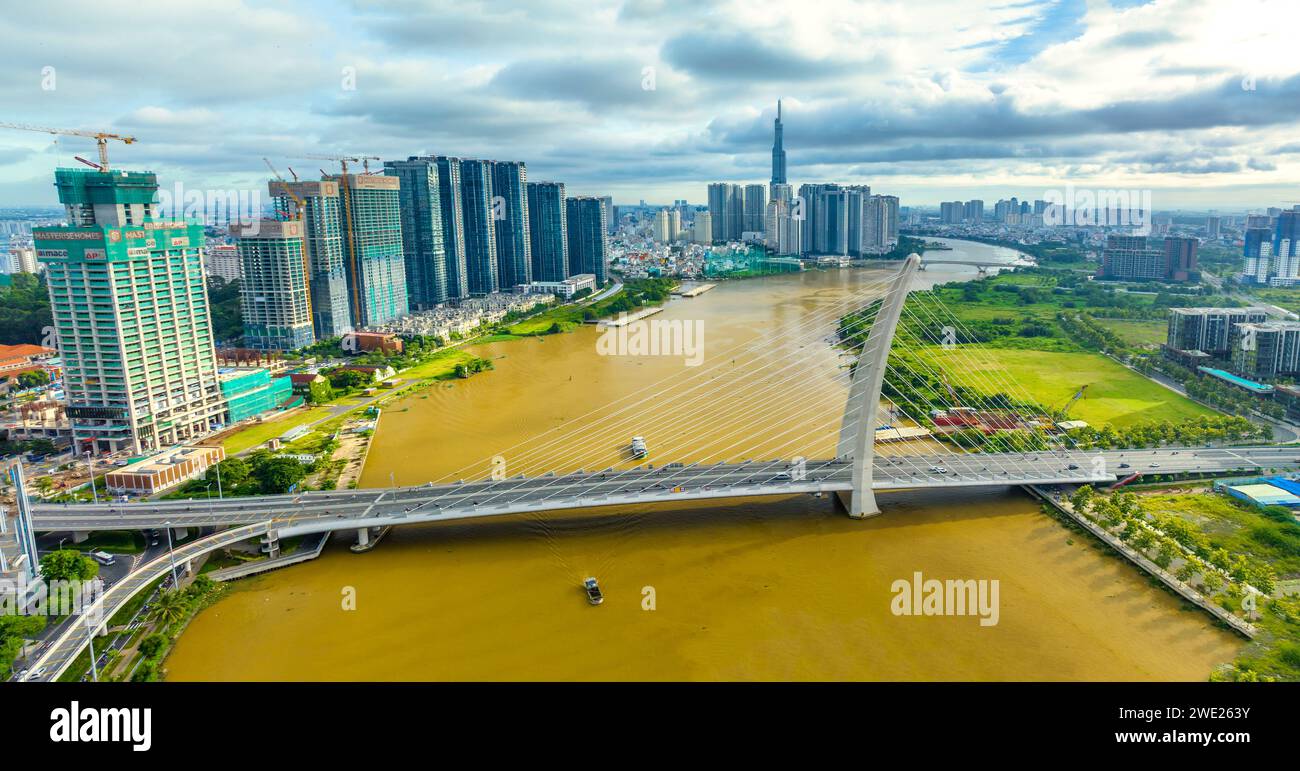 Blick aus der Vogelperspektive auf die Ba Son Brücke, die den Verkehr mit dem Handelszentrum über den Saigon River in Ho Chi Minh City, Vietnam, verbindet Stockfoto