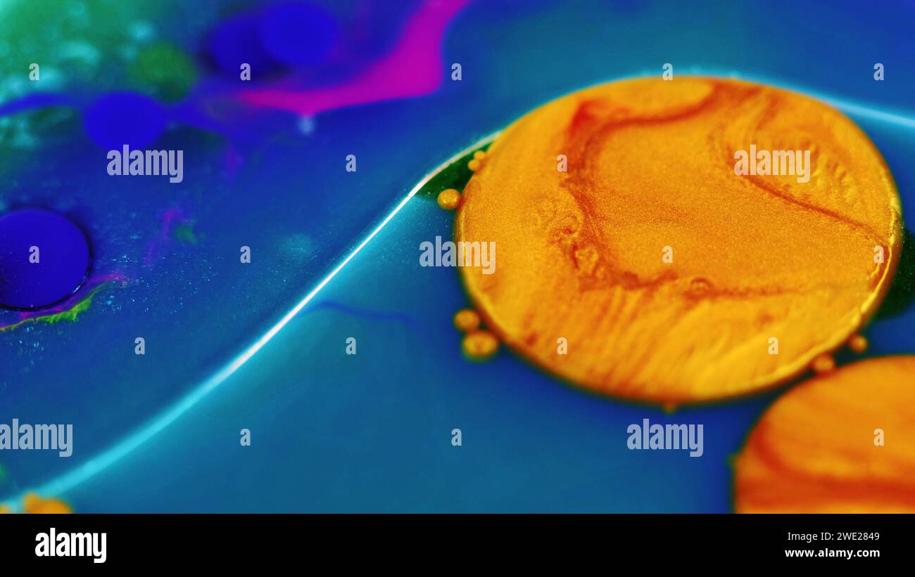 Farbblasen Glitzerflüssigkeit blau goldene Ölflüssigkeit Stockfoto
