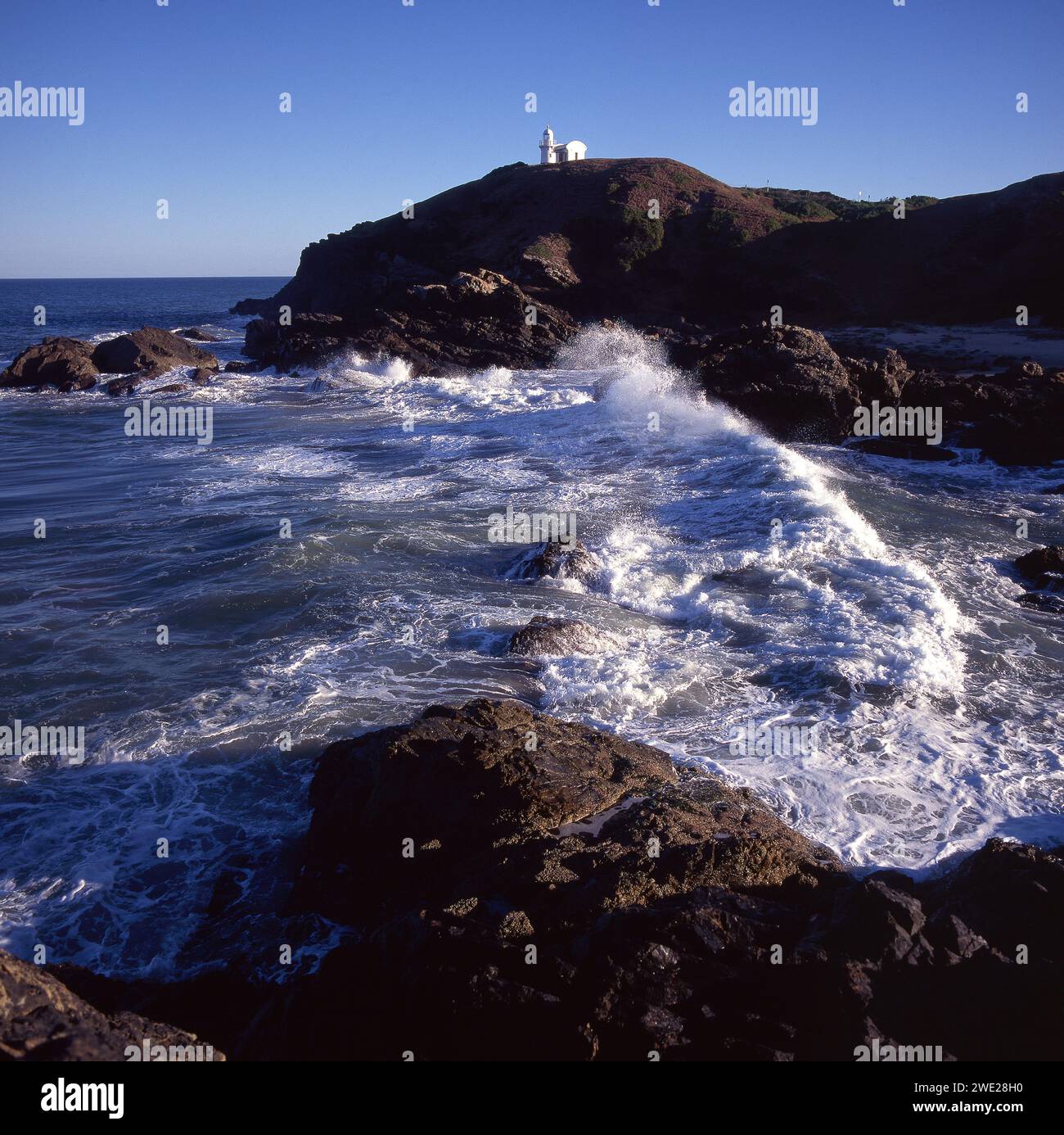 Blick über das turbulente Meer vom Miners Beach zum Tacking Point Lighthouse, Port Macquarie. New South Wales, Australien. Stockfoto