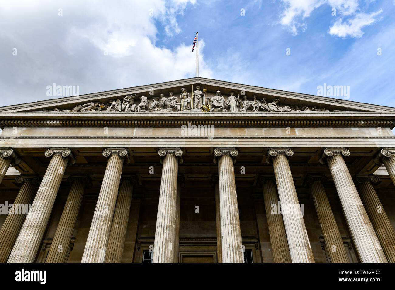 Haupteingang des British Museum, einem öffentlichen Museum, das sich der Geschichte, Kunst und Kultur der Menschheit widmet, in London, Großbritannien. Es wurde 1753 gegründet und Stockfoto