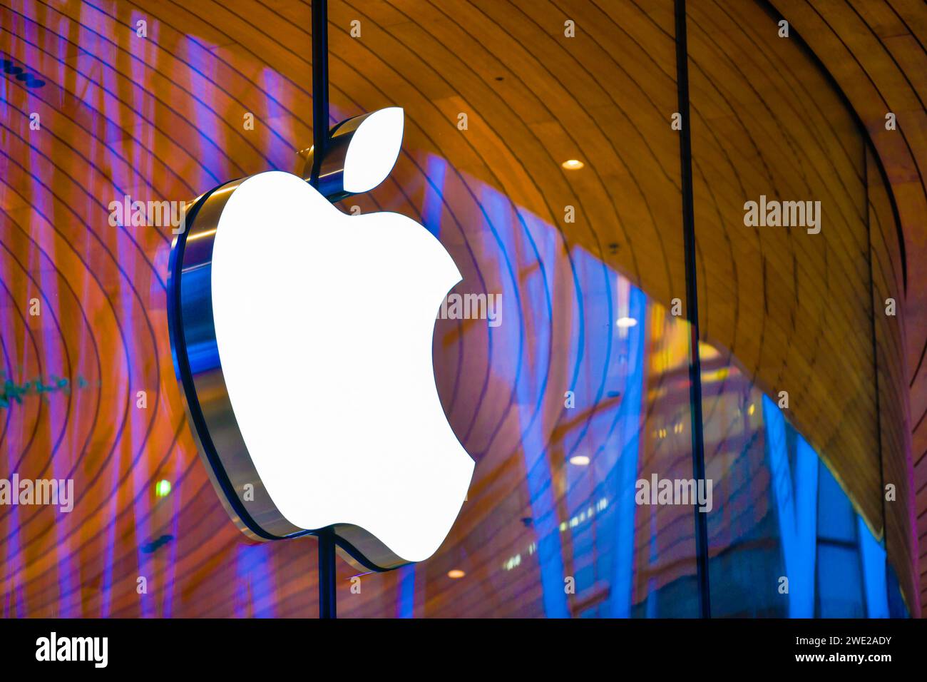 BANGKOK, THAILAND - 12. November 2022: Das Symbol des Apple-Logos für das Neonschild im Apple Store Central World Stockfoto