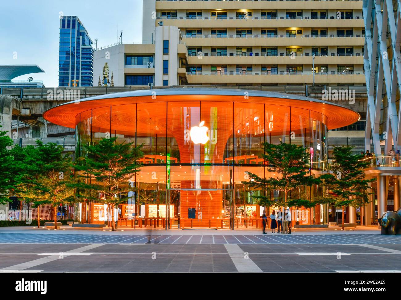 BANGKOK, THAILAND - 28. JULI 2020: In der Dämmerung sehen Sie das neue Apple Store-Gebäude im Central World Shopping Mall, dies ist der 2. Apple Store in Thailand Stockfoto