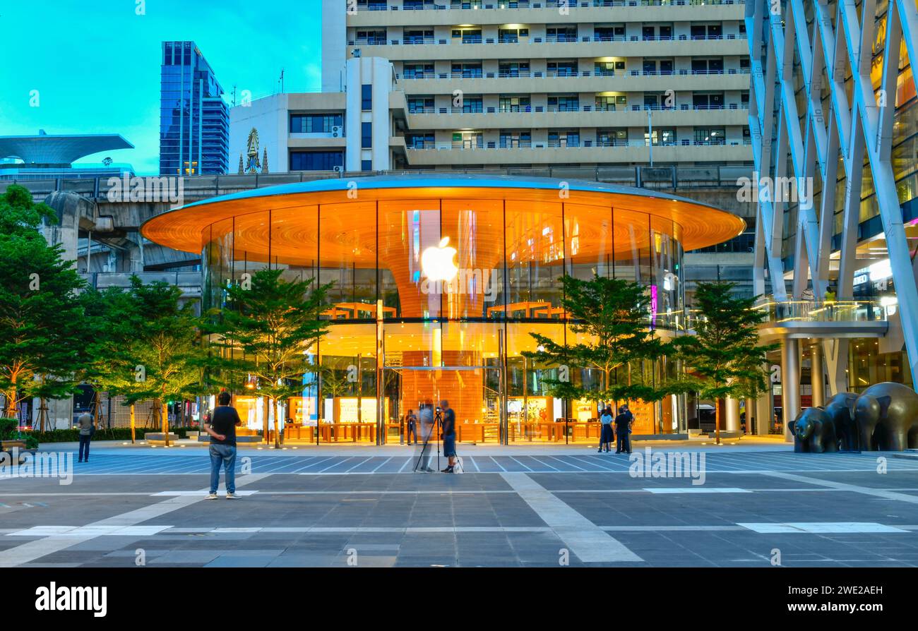 BANGKOK, THAILAND - 28. JULI 2020: In der Dämmerung sehen Sie das neue Apple Store-Gebäude im Central World Shopping Mall, dies ist der 2. Apple Store in Thailand Stockfoto