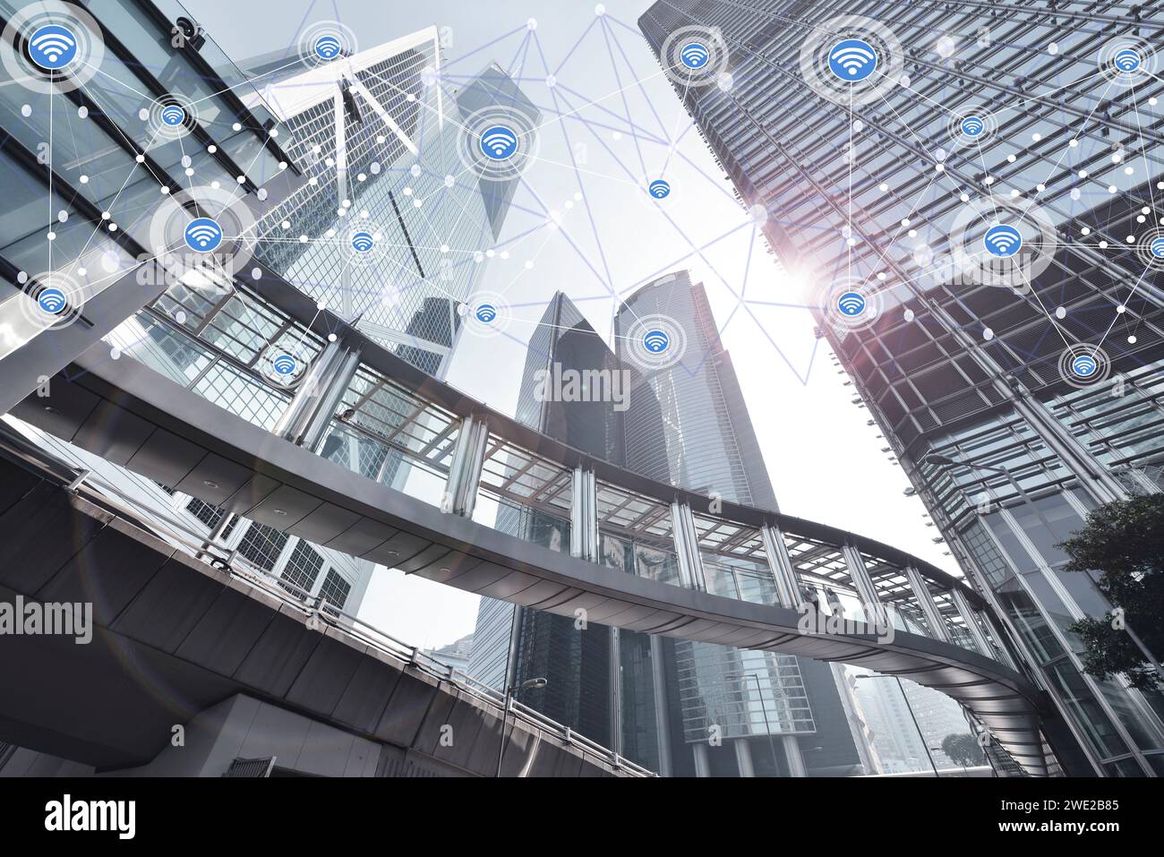 Intelligente Stadt und drahtloses Kommunikationsnetzwerk auf Wolkenkratzern im zentralen Hongkong Hintergrund, modernes Finanztechnologiekonzept. Stockfoto