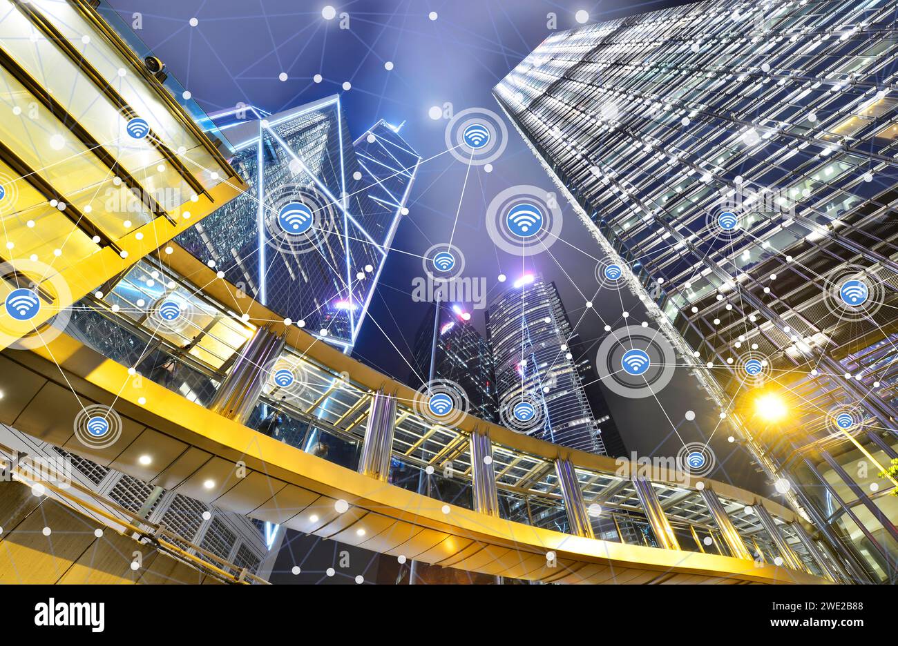 Intelligente Stadt und drahtloses Kommunikationsnetzwerk auf Wolkenkratzern im zentralen Hongkong Hintergrund, modernes Finanztechnologiekonzept. Stockfoto