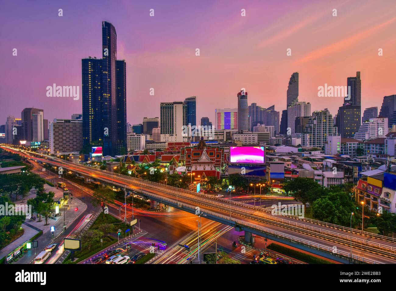Dämmerung Blick Stadtbild kommerzielle modernes Gebäude und Eigentumswohnung in samyan Überschneidungsbereich, Bangkok, Thailand Stockfoto