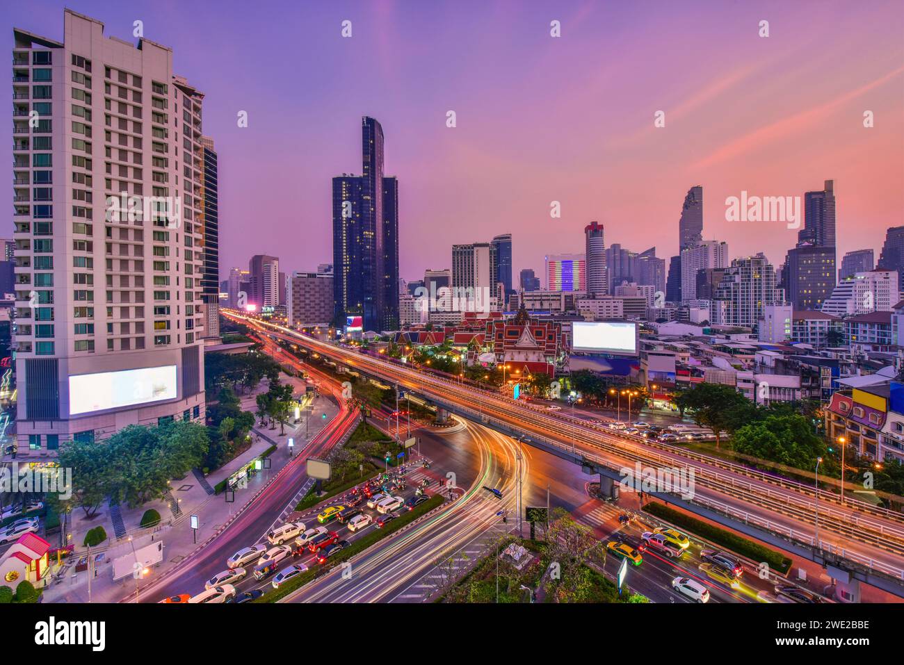 Dämmerung Blick Stadtbild kommerzielle modernes Gebäude und Eigentumswohnung in samyan Überschneidungsbereich, Bangkok, Thailand Stockfoto