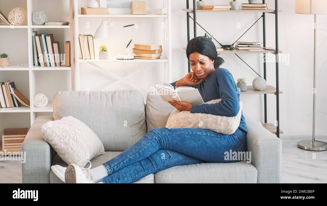 Lesen der Freizeitliteratur Wochenendfrauenbuch nach Hause Stockfoto