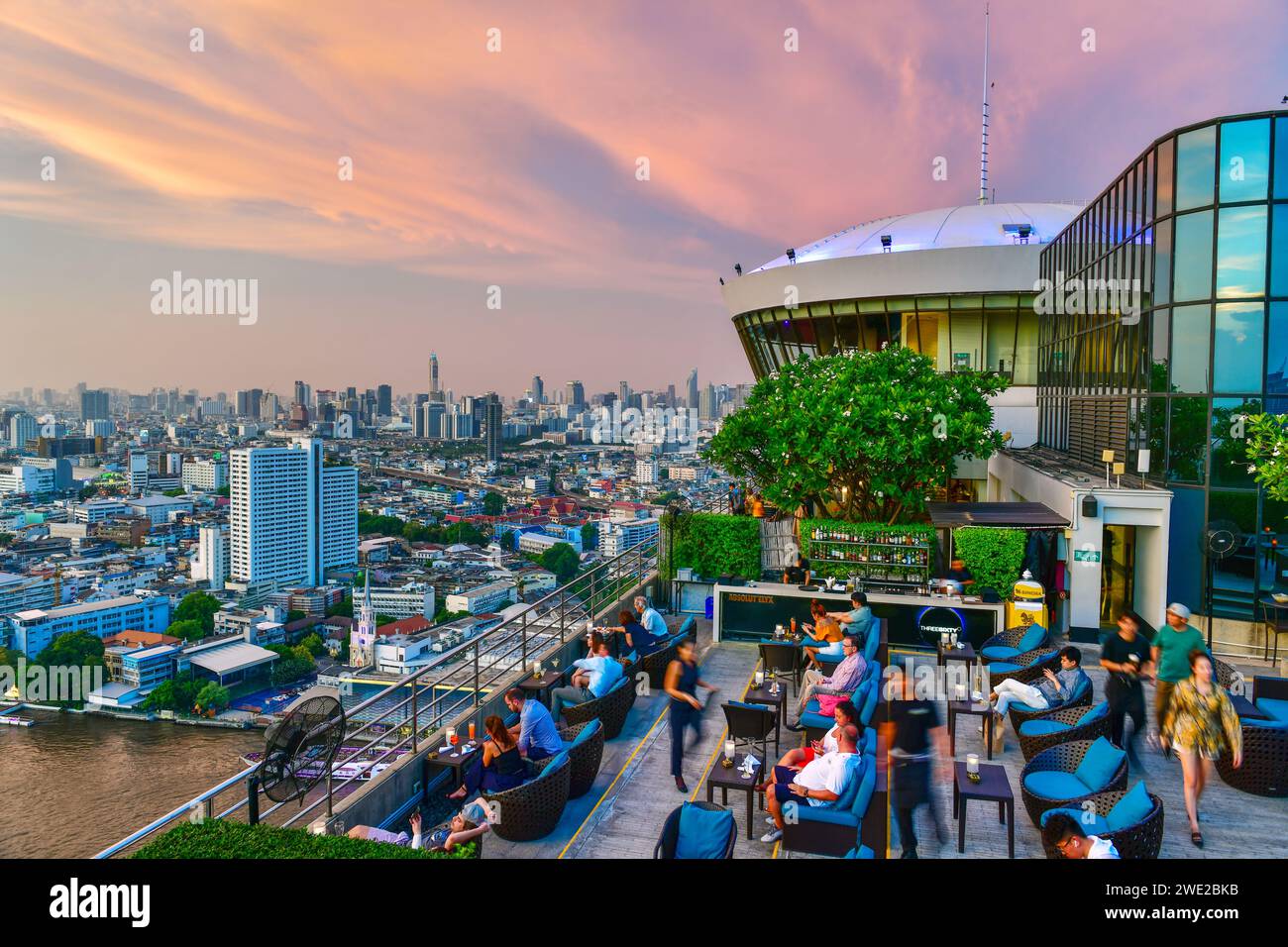 BANGKOK, THAILAND, 20. MAI 2019: Restaurant-Couch-Bar mit Blick auf die Stadt Bangkok in der Three Sixty Lounge des Millennium Hilton Bangkok Hotel in B Stockfoto