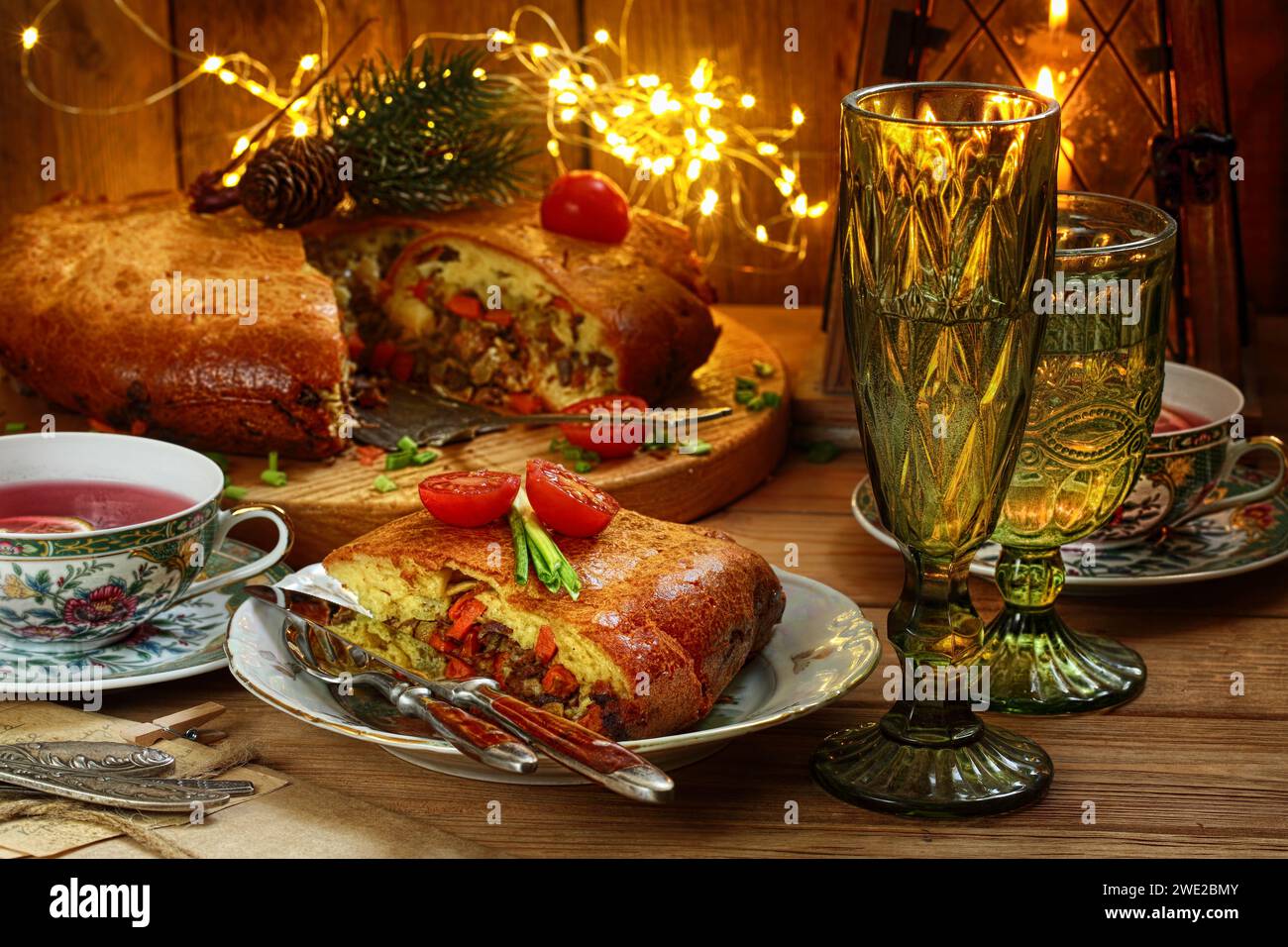 Fleischkuchen mit Tee auf hölzernem Hintergrund Stockfoto
