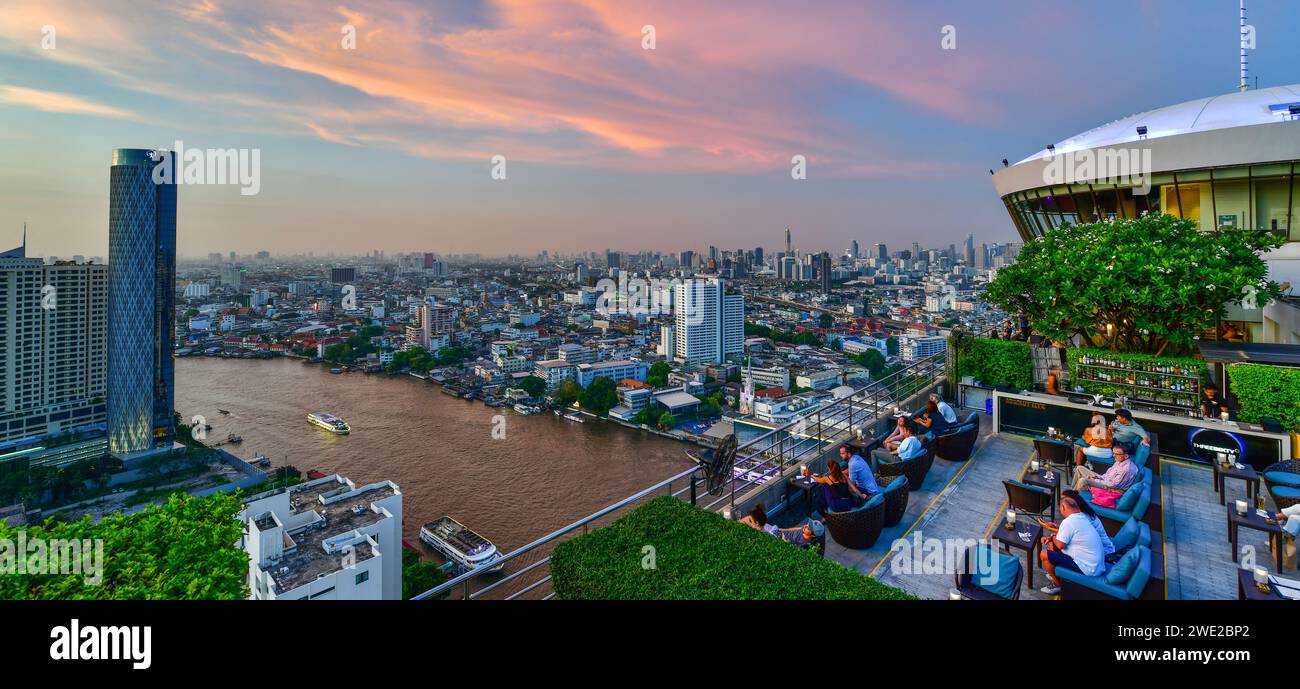 BANGKOK, THAILAND, 20. MAI 2019: Restaurant-Couch-Bar mit Blick auf die Stadt Bangkok in der Three Sixty Lounge des Millennium Hilton Bangkok Hotel in B Stockfoto