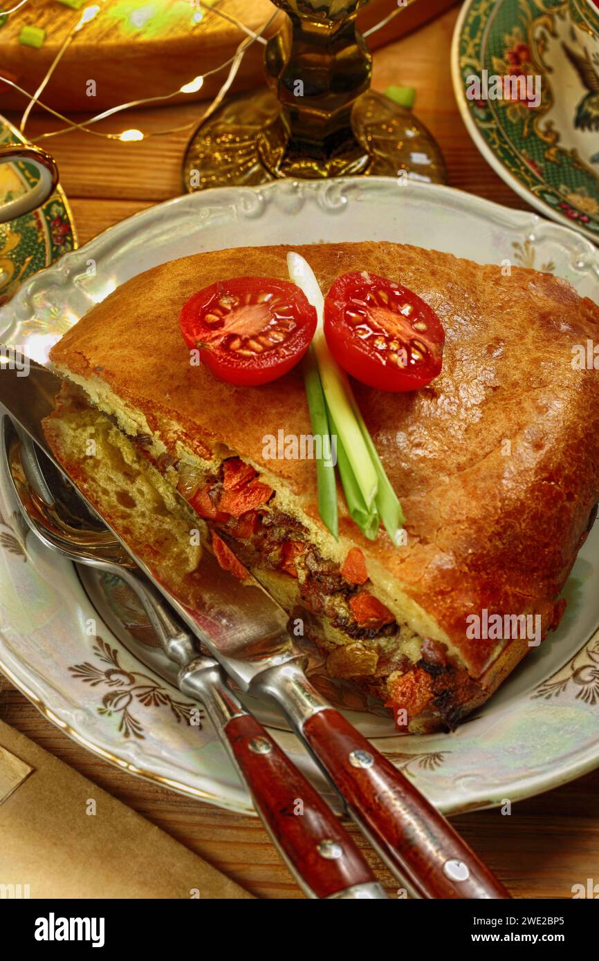 Fleischkuchen mit Tee auf hölzernem Hintergrund Stockfoto