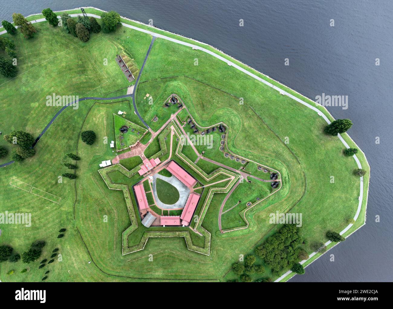 Fort McHenry ist ein historisches fünfeckiges Bastionsfort an der amerikanischen Küste am Locust Point, heute ein Stadtteil von Baltimore, Maryland. Stockfoto