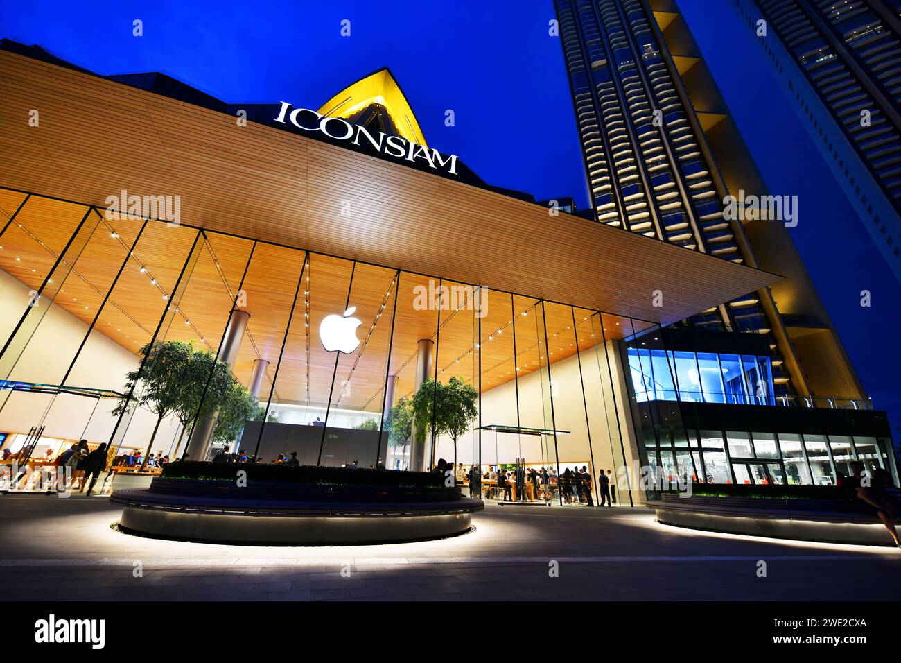 BANGKOK, THAILAND - 25. September 2023 Blick auf den Apple Store im iconsiam, dem New Shopping Mall in Bangkok Thailand Stockfoto