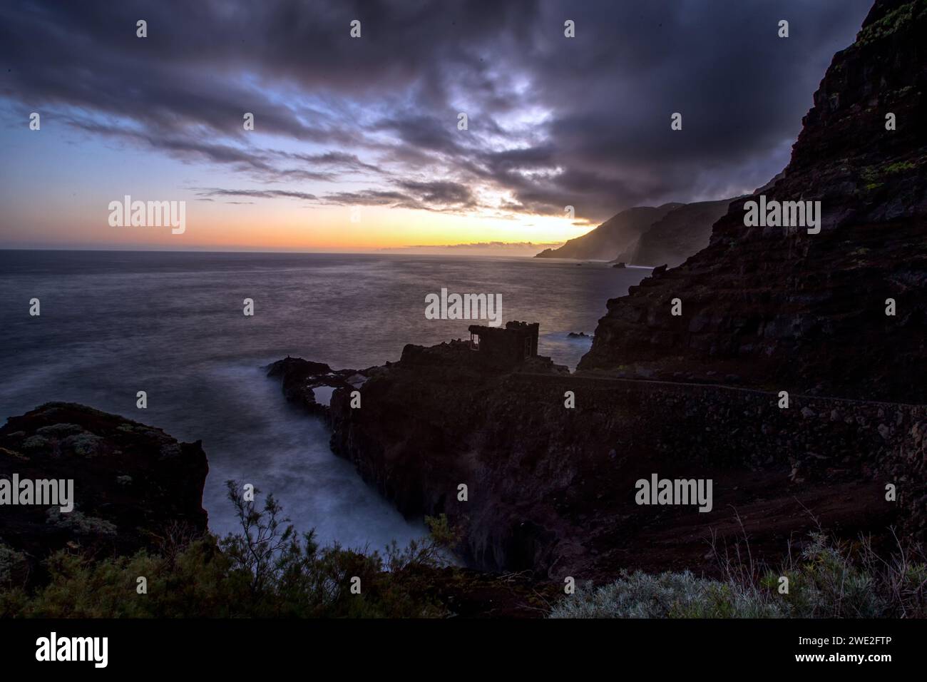 Sonnenuntergang an der rauen Küste (La Fajana) im Norden der Insel La Palma (Kanarischen Inseln, Spanien) Stockfoto