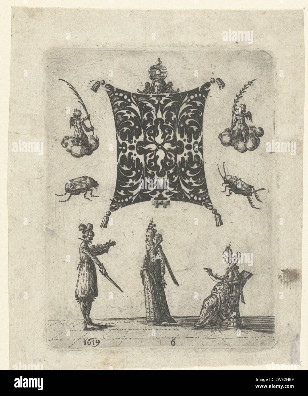 Medaillon in Form eines Kopfkissens, Jean Toutin, 1619 Druckmedaillon mit Kacheln und Schweifwerk verziert. Unten sehen Sie: Einen Mann, der auf einer Geige spielt, eine Frau und eine sitzende Frau, die stickt. Zwei Putten und zwei Käfer sind neben dem Medaillon zu sehen. Châteaudun (möglich) Papiergravur Stockfoto