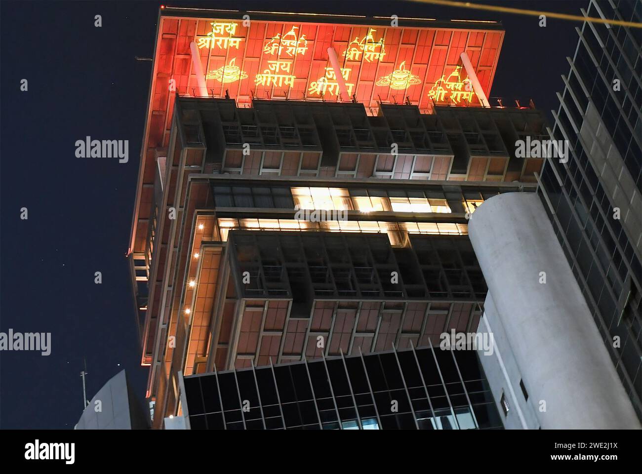Mumbai, Indien. Januar 2024. Das Dach des Antilia-Gebäudes (Residenz des indischen Geschäftsmannes Mukesh Ambani) ist mit Lichtprojektionen dekoriert, die die Worte „Jai Shree RAM“ und ein Bild des RAM-Tempels in Mumbai zeigen. Die Straße wurde dekoriert, um der Weihungszeremonie des Hindugottes Lord RAM in Ayodhya im Bundesstaat Uttar Pradesh zu gedenken. (Foto: Ashish Vaishnav/SOPA Images/SIPA USA) Credit: SIPA USA/Alamy Live News Stockfoto