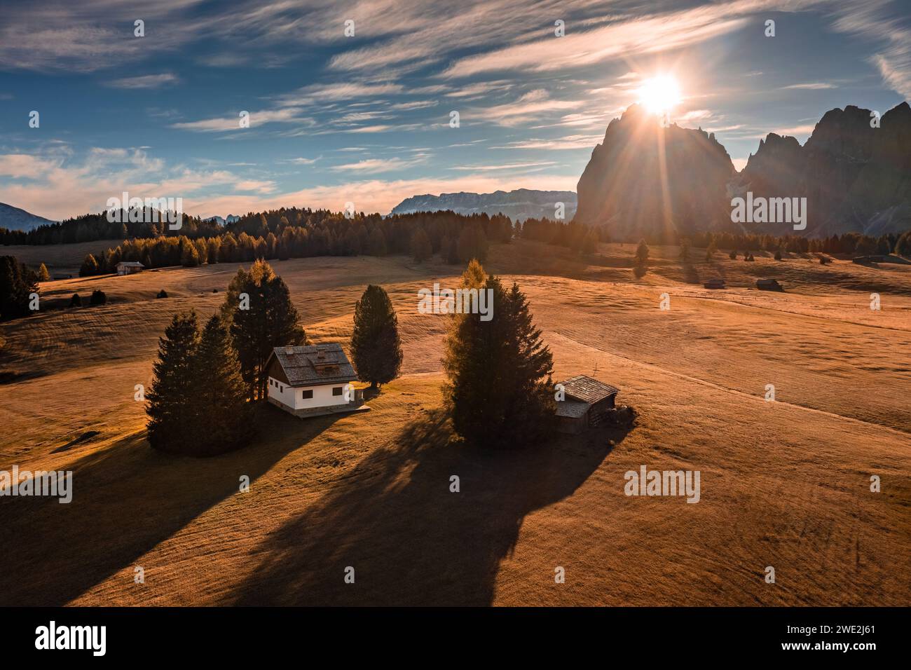 Seiser Alm, Italien - aus der Vogelperspektive eines alpenhauses auf der Seiser Alm, einem Dolomitenplateau in der Südtiroler Provinz im Dolomitengebirge auf einem Stockfoto