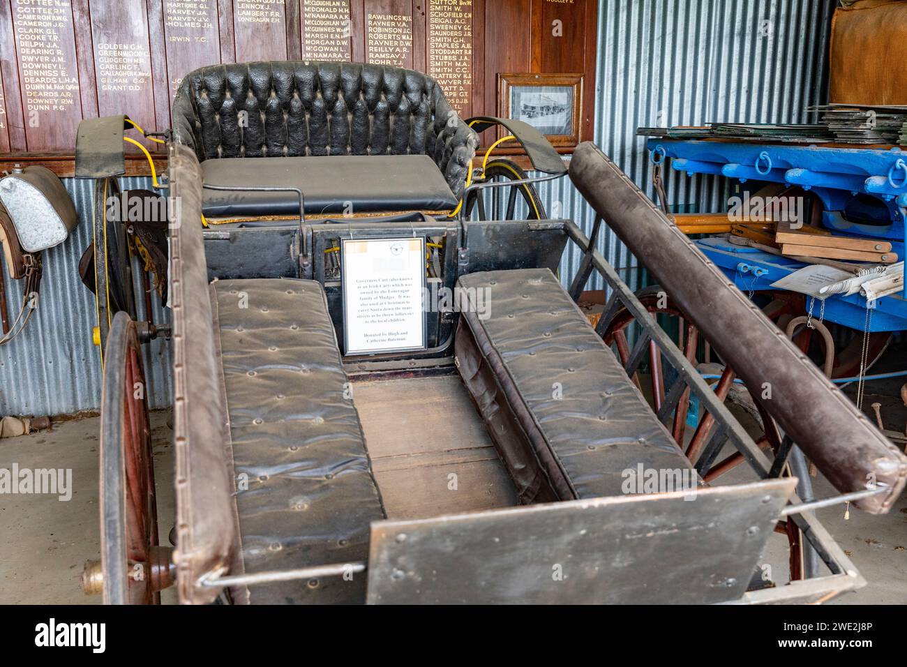 Gouvernementwagen oder Irish Cart, ein Pferdewagen mit nach innen gerichteten Sitzen, die im Mudgee Historical Museum, NSW, Australien, 2024 ausgestellt sind Stockfoto
