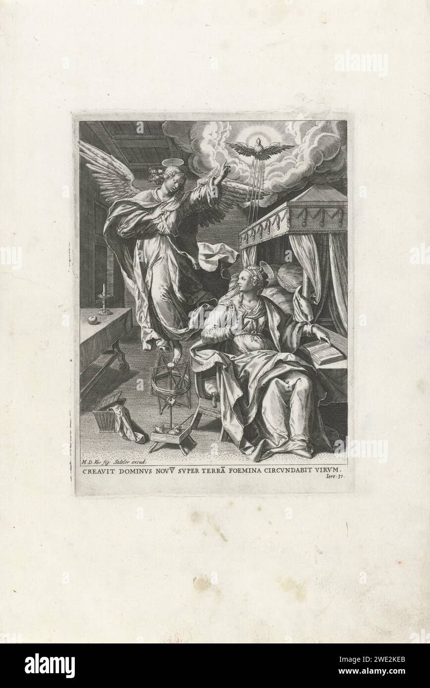 Verkündigung, Johann Sadeler (I), nach Maerten de Vos, 1587–1589 Druck Maria sitzt auf einem Stuhl und liest ein Buch. Sie wird von dem Engel Gabriël besucht, der ihr die Geburt eines Sohnes predigt, der Christus genannt wird. In der Luft die Taube als Symbol für den Heiligen Geist. Der Druck enthält ein lateinisches Bibelzitat als Unterschrift und ist der erste Druck einer fünfzehnteiligen Serie über das Leben Christi und der Jungfrau Maria. Druckerei: FrankfurtVerlag: Antwerpen (evtl.) Papier mit der Verkündigung: Maria, die normalerweise liest, wird vom Engel besucht (manchmal hört eine Frau das Gespräch) (+ Stockfoto