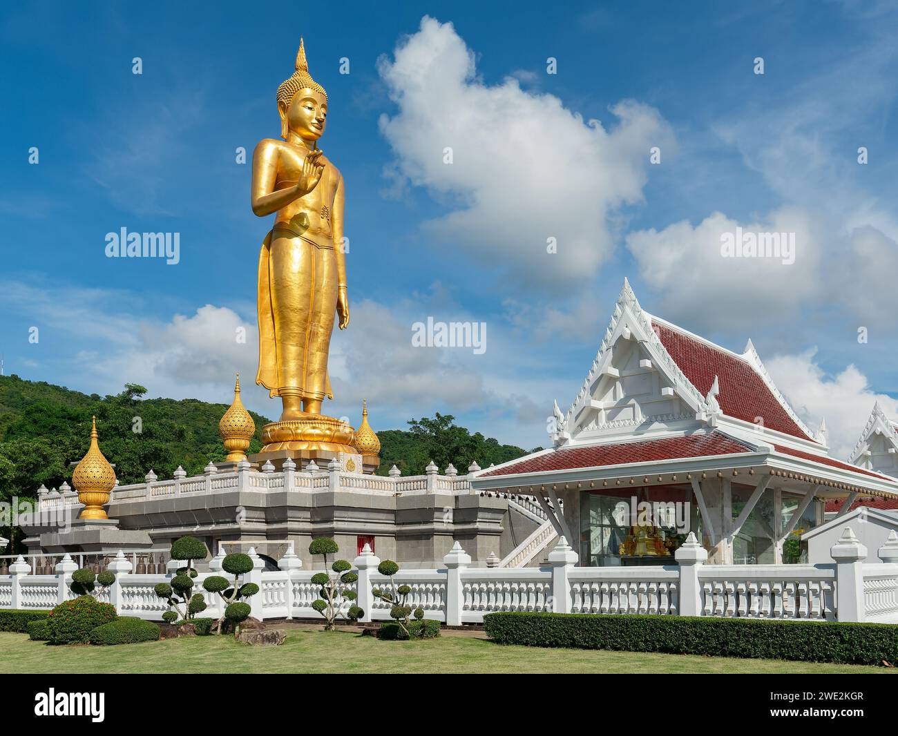 Golden Buddha stehend an der Spitze von Hat Yai Gemeinde Park in Hat Yai, Provinz Songkhla im Süden von Thailand. Stockfoto