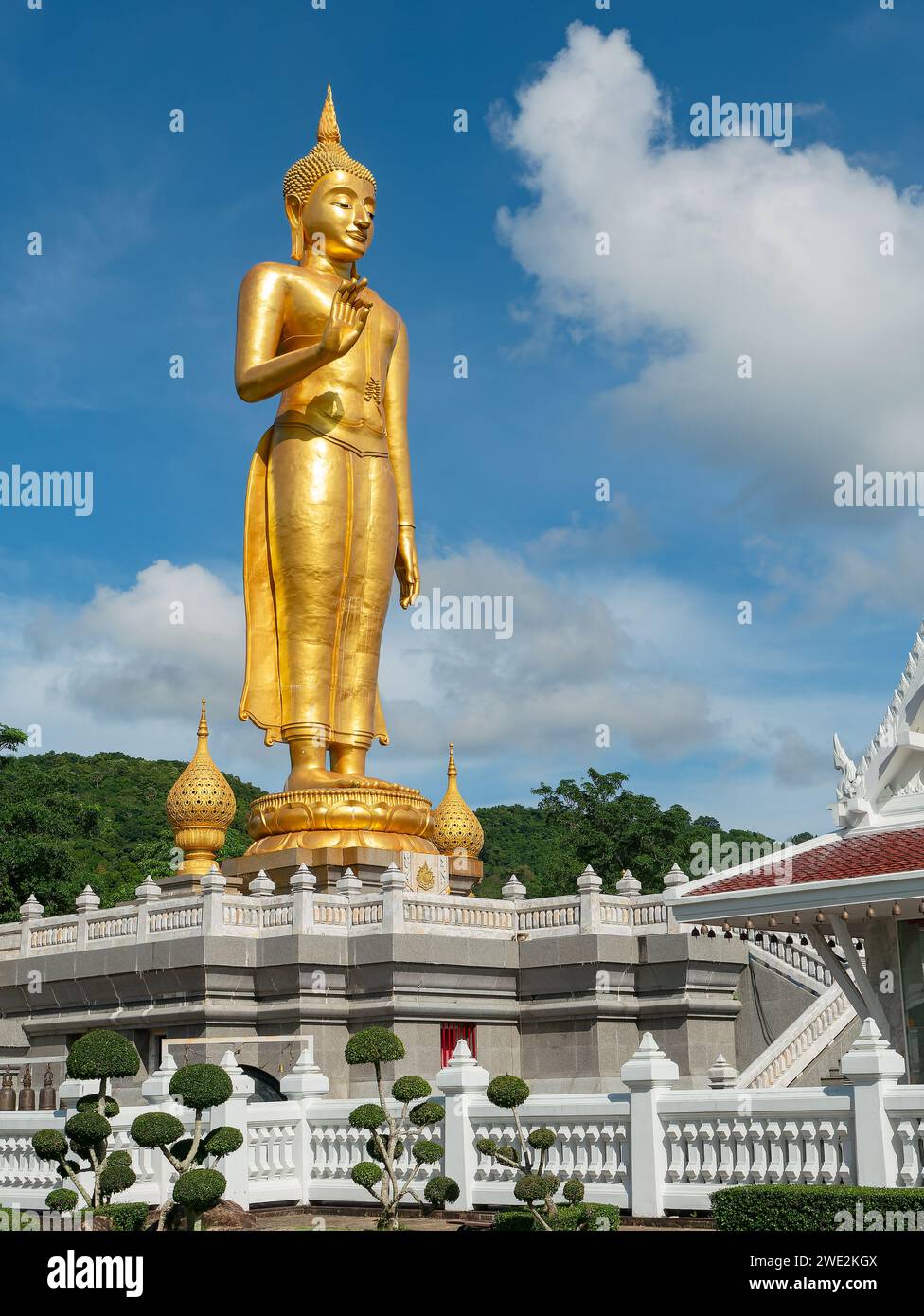 Golden Buddha stehend an der Spitze von Hat Yai Gemeinde Park in Hat Yai, Provinz Songkhla im Süden von Thailand. Stockfoto