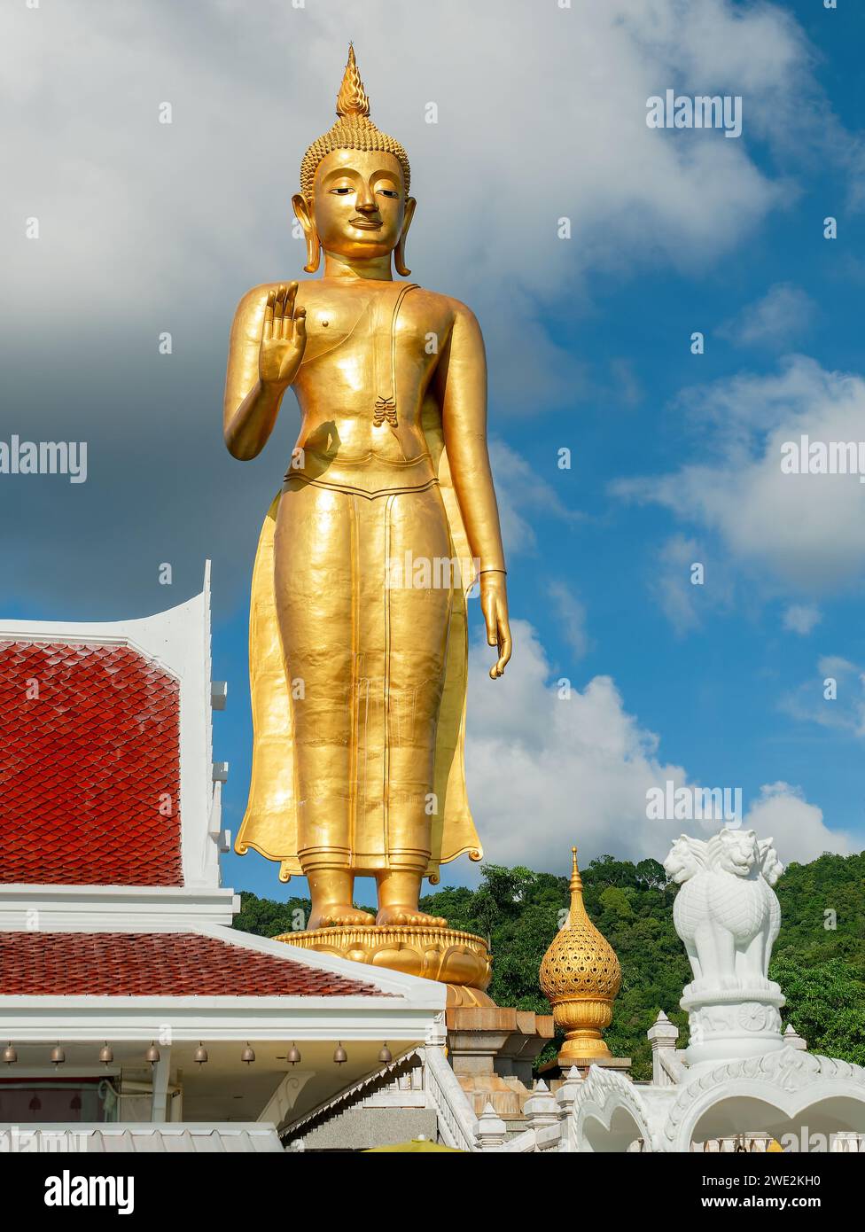 Golden Buddha stehend an der Spitze von Hat Yai Gemeinde Park in Hat Yai, Provinz Songkhla im Süden von Thailand. Stockfoto