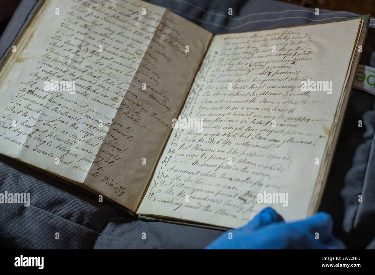 22. Januar 2023, Claudia Bolling – House and Collections Officer beim Abbotsford Trust, hält – Tam O’Shanter dieses Manuskript einer unbekannten Hand ist an Robert Ainslie gerichtet und enthält Korrekturen in Burns eigener Hand. Eine Holographennotiz auf dem letzten Blatt besagt, dass Ainslie das Werk später Walter Scott vorstellte. Nur fünf Jahre nachdem der 15-jährige Scott seine kurze, aber bahnbrechende Begegnung mit Robbie Burns in Adam Fergusons Haus in Edinburgh hatte, veröffentlichte Burns sein berühmtestes (und sein Lieblings-) Werk: Ein übernatürliches Narrativ-Gedicht mit einer Fülle unvergesslicher Tafel Stockfoto