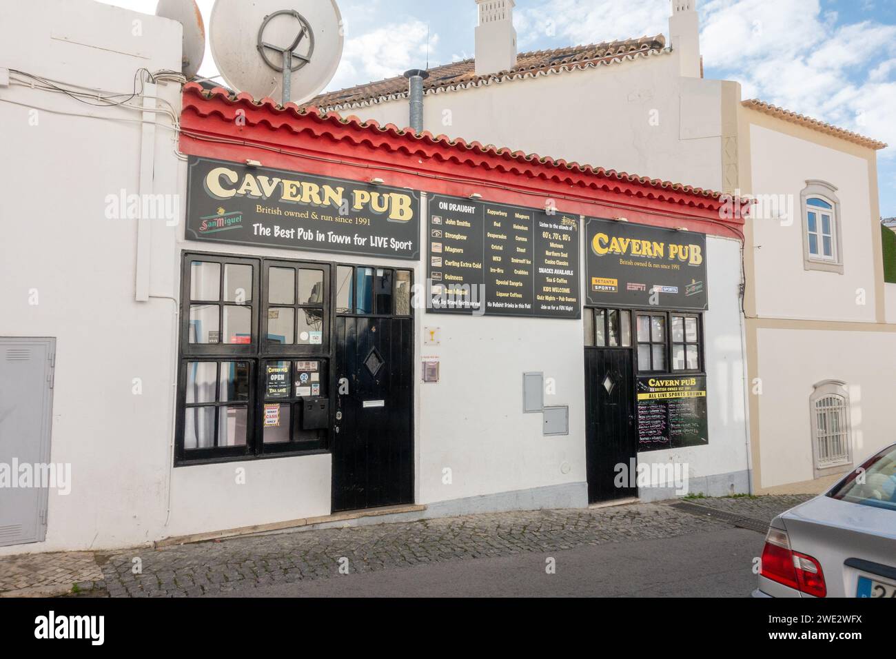 Außenansicht Des Cavern Pub In Der Altstadt Von Albufeira, Tagsüber Geschlossen, Albufeira, Portugal 20. Januar 2024 Stockfoto