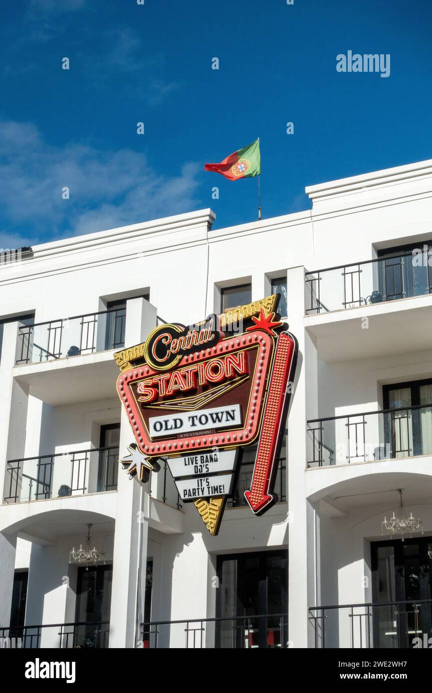 Central Station Night Club Neon In Albufeira Old Town Portugal 20. Januar 2024 Stockfoto