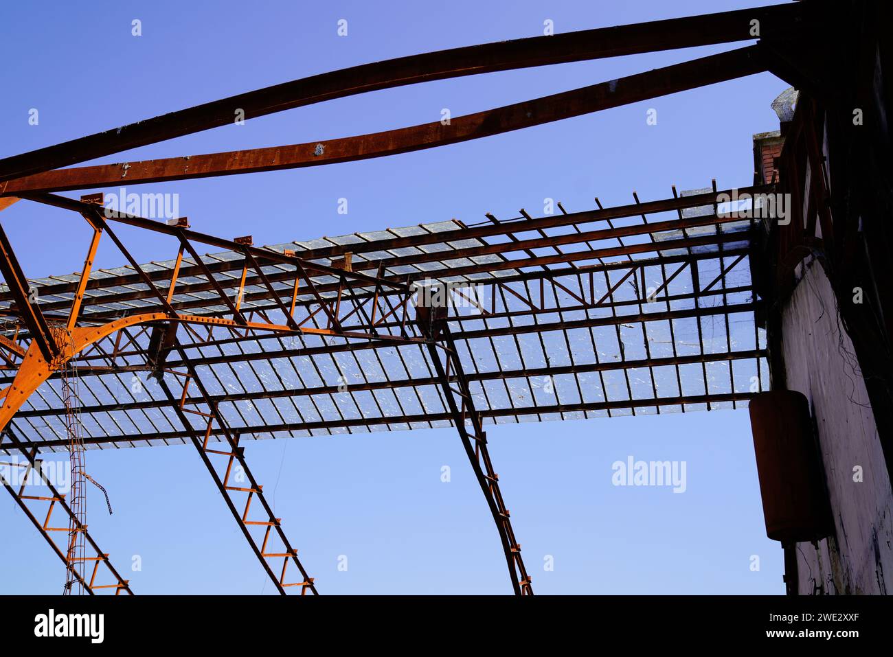 Monumentale industrielle Stahlarchitektur Metallkonstruktion auf verfallener Produktionsstätte am blauen Himmel Stockfoto