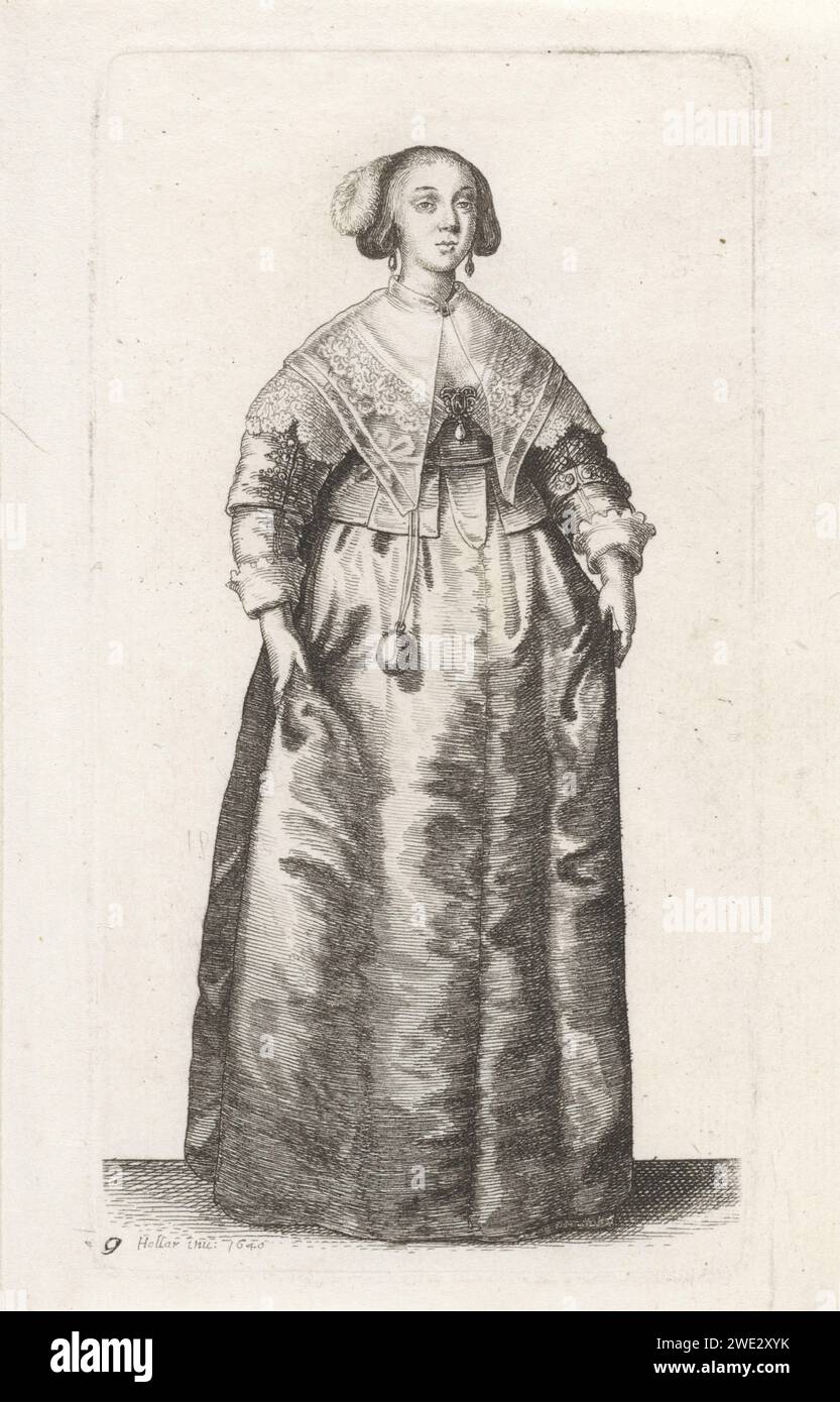 Die Verzierung einer Frau (die Kleidung englischer Frauen), Wenceslaus Hollar, 1640 englische Dame, von vorne gesehen, mit rutschigem Haar nach hinten, die vom Schlaf bis in die Ohren gerollt ist. Auf der rechten Seite des Hinterkopfes wurde eine Feder in das Haar gesteckt. Ohrringe in Tropfenform. Gekleidet in einem Kleid, bestehend aus einem kurzen offenen Body mit niedrigen geraden Nacken, hoher Taille, Schuss aus verschiedenen Gebäuden, Bruststück, geraden halblangen Ärmeln, langen Tauchgängen, auf einem langen, geräumigen Rock. Im Nacken ein Nackentuch mit gewellter Seite schneiden, das in der Mitte vorne mit einem verschlossen ist Stockfoto