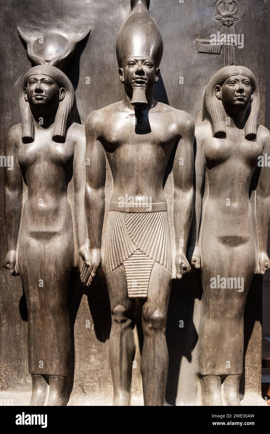 Kairo, Ägypten - 14. November 2023: Trias von Menkaure zwischen Hathor und dem thebanischen Gott im Ägyptischen Museum von Kairo in der Nähe des Tahrir-Platzes. Stockfoto