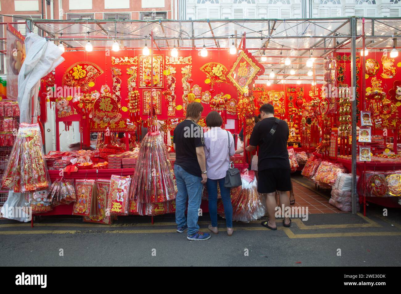 Anbieter stellen Zubehör für das chinesische Neujahrsfest für die Verbraucher zum Durchsuchen oder zum Kauf bereit. Chinatown, Singapur. 2024 Stockfoto