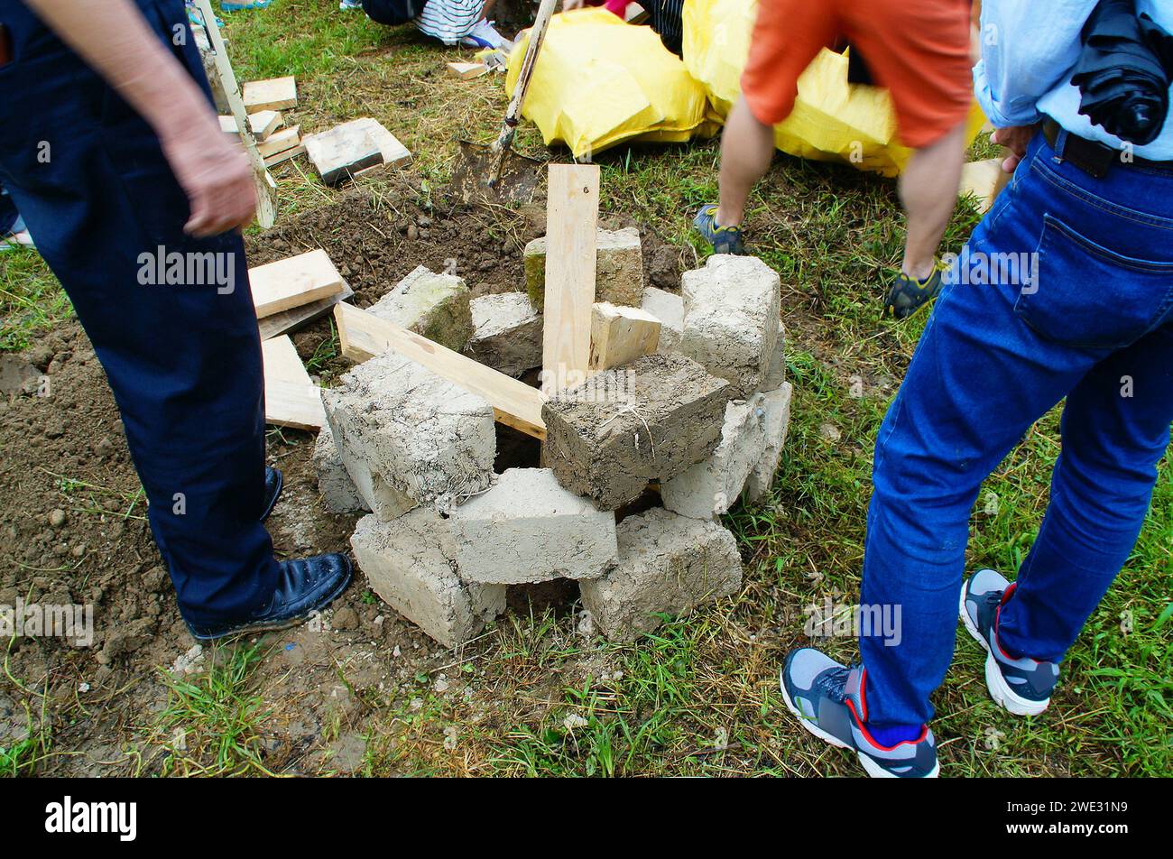 Stellen Sie einen temporären Backsteingrill her Stockfoto