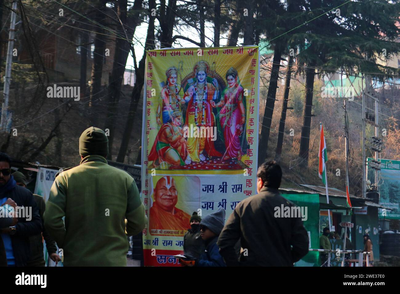 Nicht exklusiv: 22. Januar 2024, Srinagar Kashmir, Indien: Während des Inaugu laufen die Menschen an einem Poster des Hindugottes Lord RAM im Shankaracharya Tempel vorbei Stockfoto