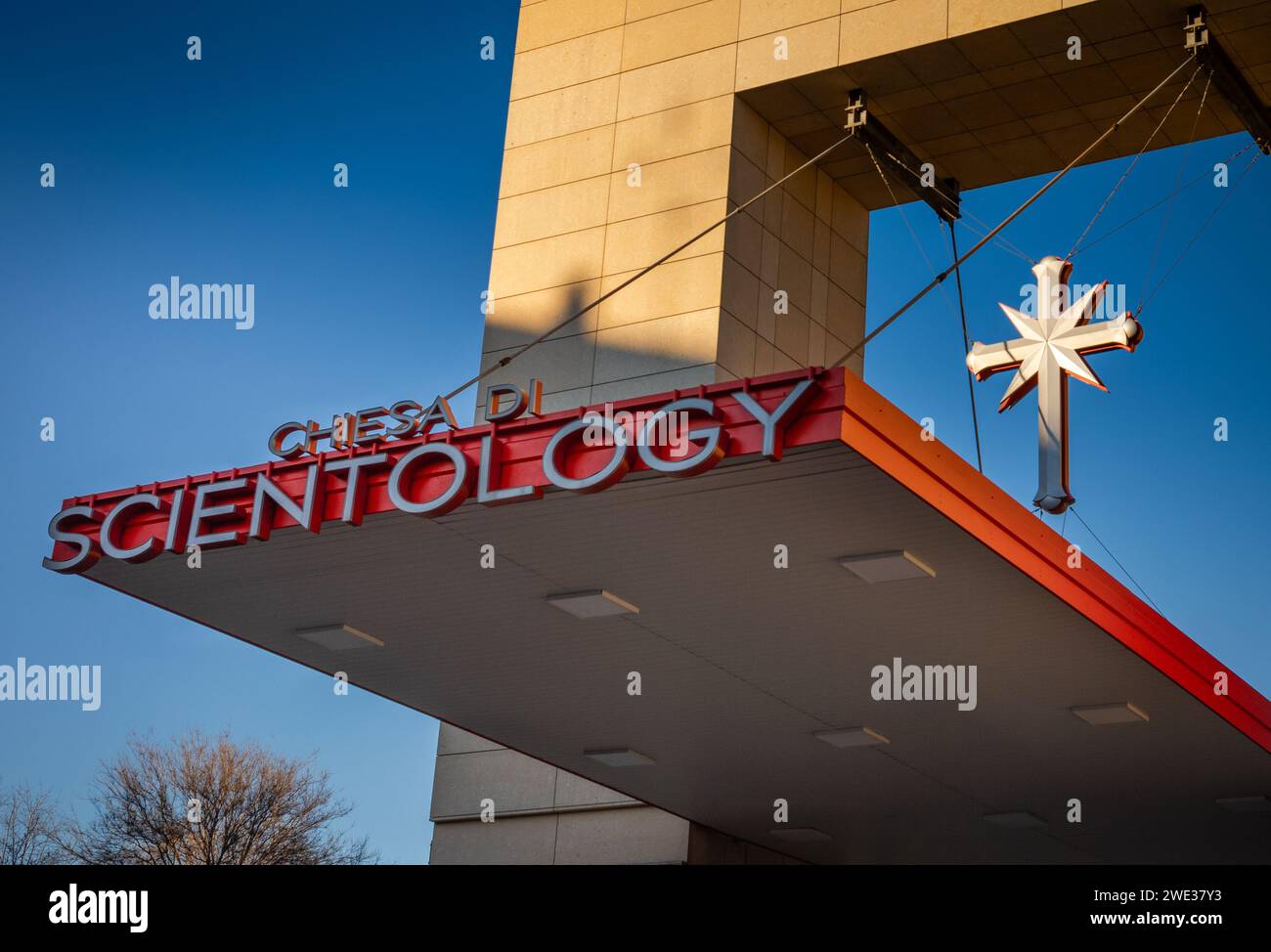 Das Kreuz und das Schild über dem Haupteingang der modernen Scientology Kirche in Mailand, Italien. Stockfoto